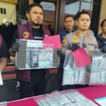 Polres Cirebon kota Mengadakan pers release di halaman Mako polres dengan katangkapnya   pengedar obat2 terlarang dengan jumlah yg fantastis sekitar 9,700 butir