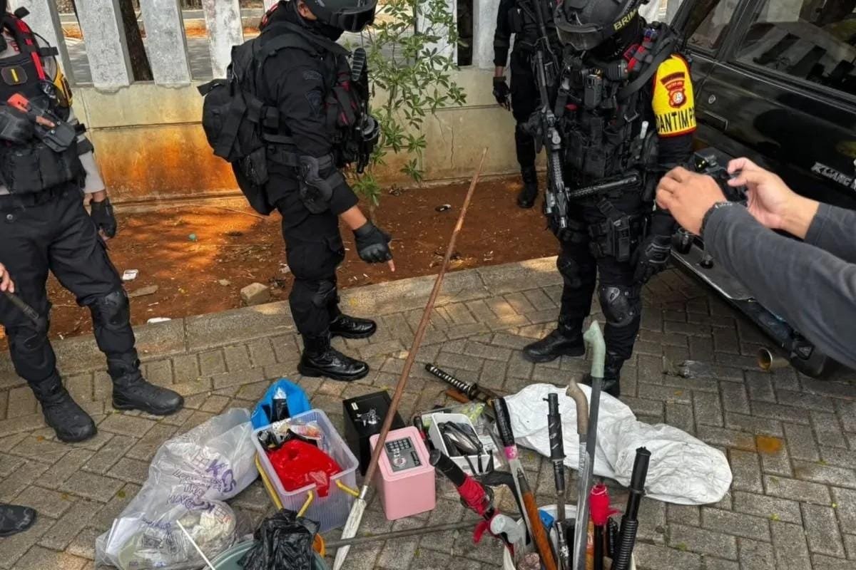 Polisi Sisir Kampung Ambon, Sita 47 Senjata Tajam dan Sejumlah Barang Bukti Narkoba